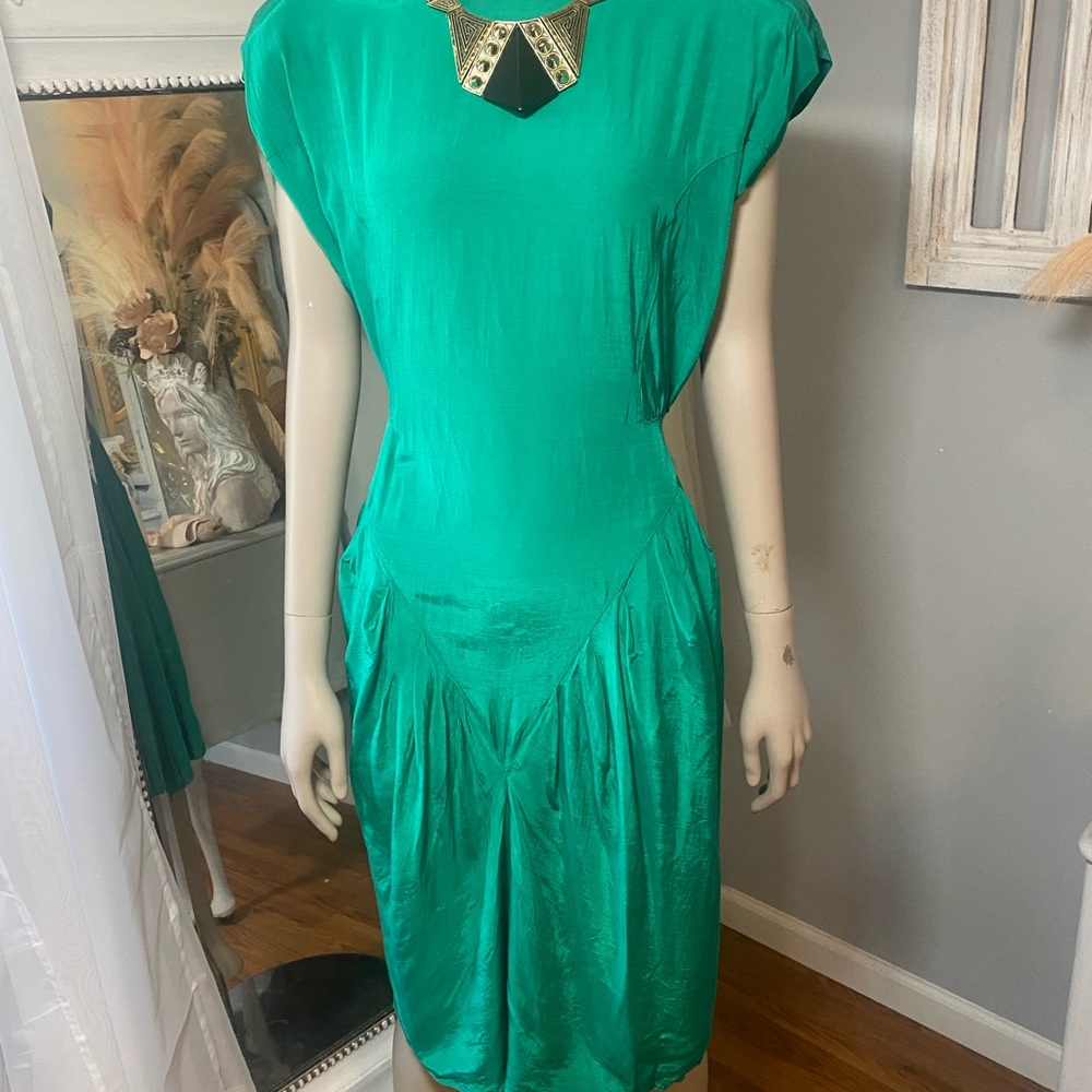 Iconic 80s vintage with asymmetric details and open back jade green - Picture 2 of 10